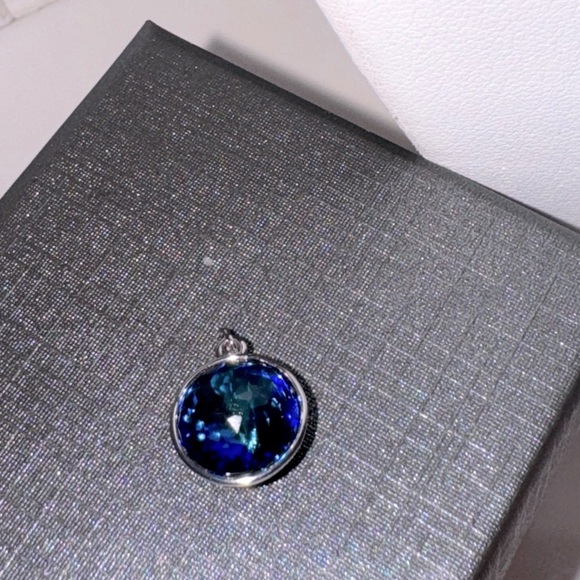 Clear Swarovski Crystal
Rivoli & Blue Aurora Borealis pendants with 925 chain - Picture 16 of 16
